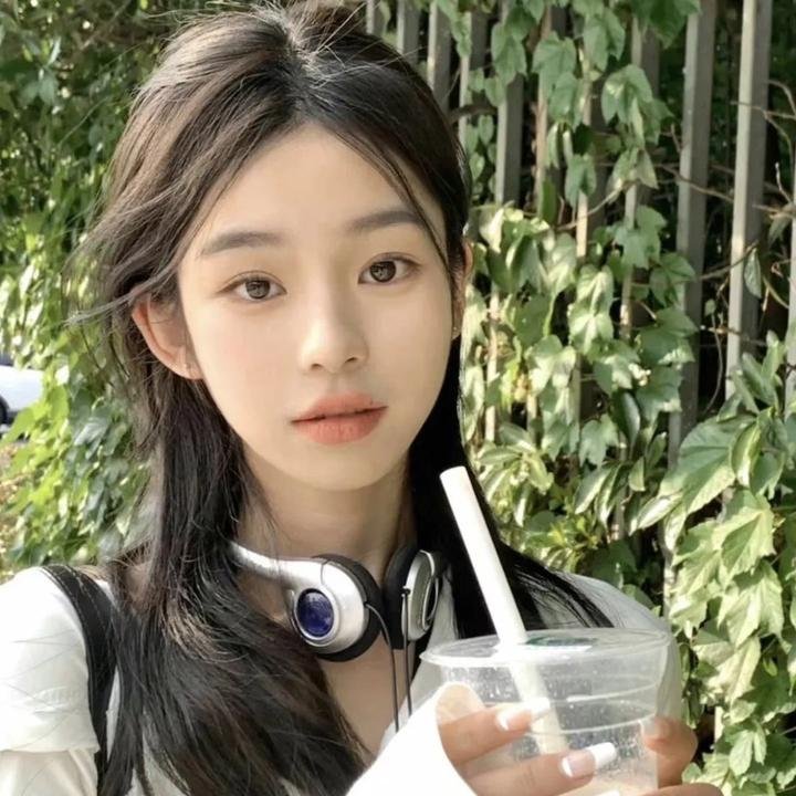 衣柜里的白衬衫：清爽通勤搭配分享